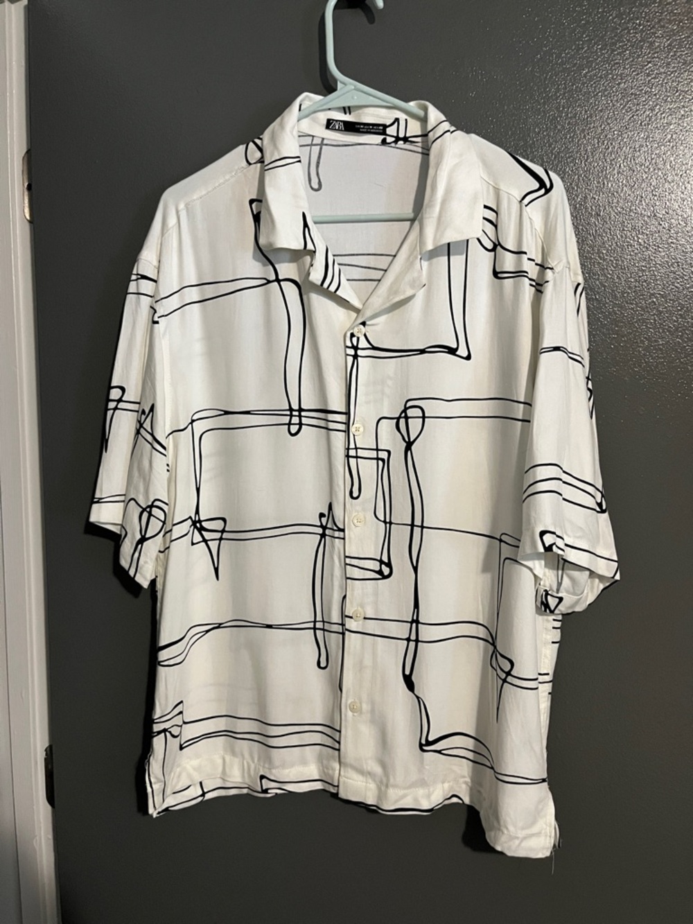 Zara White Short-Sleeve Button-Up Shirt with Black Line Print